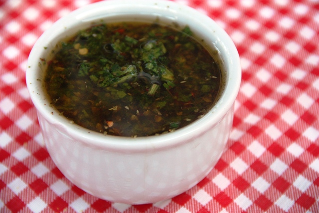 Chimichurri é um molho tradicional do Uruguai, usado principalmente para fazer churrascos. O próprio César 