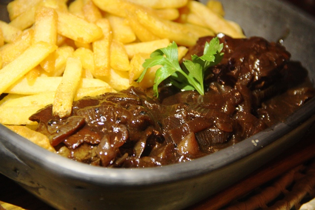 Filé acebolado com molho de vinho tinto reduzido e batata frita