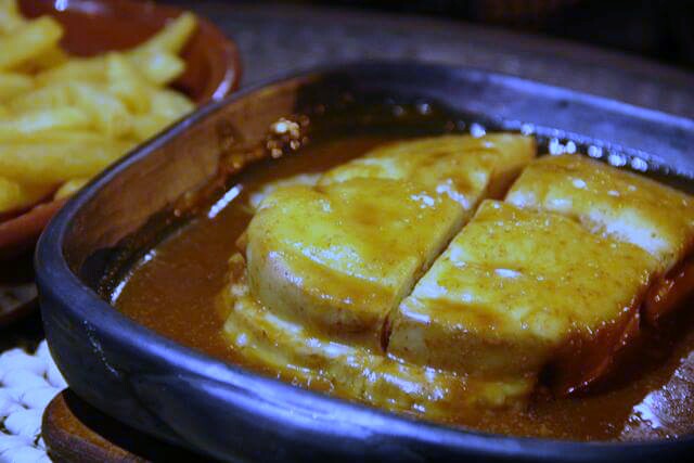 Francesinha, sanduíche clássico da cidade de Porto