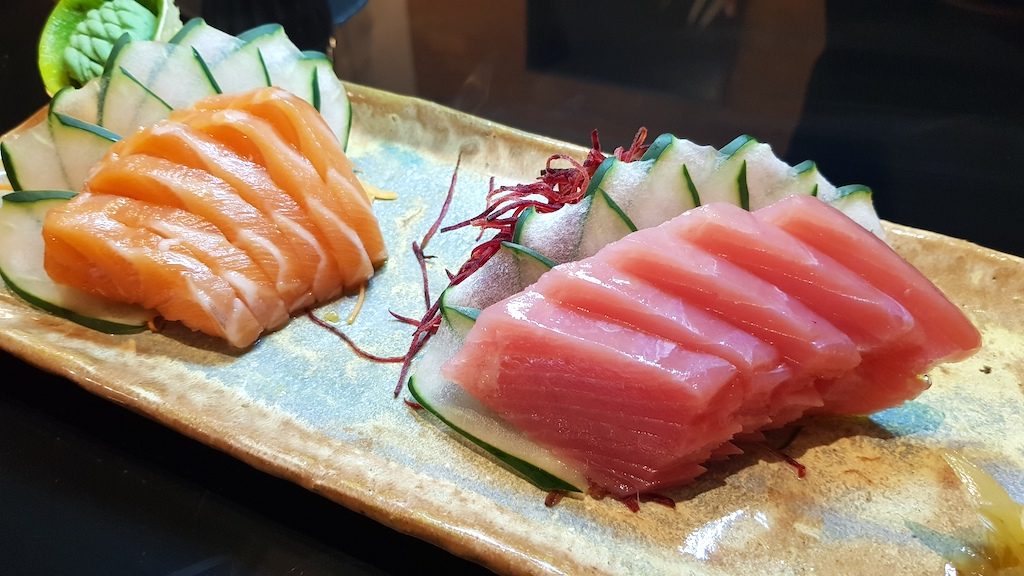 Watashi Sushi Piracicaba - Sashimi para uma alimentação mais saudável!! 😋  O Salmão é um peixe de águas frias que funciona como protetor do coração,  pois é rico em ácidos graxos ômega-3