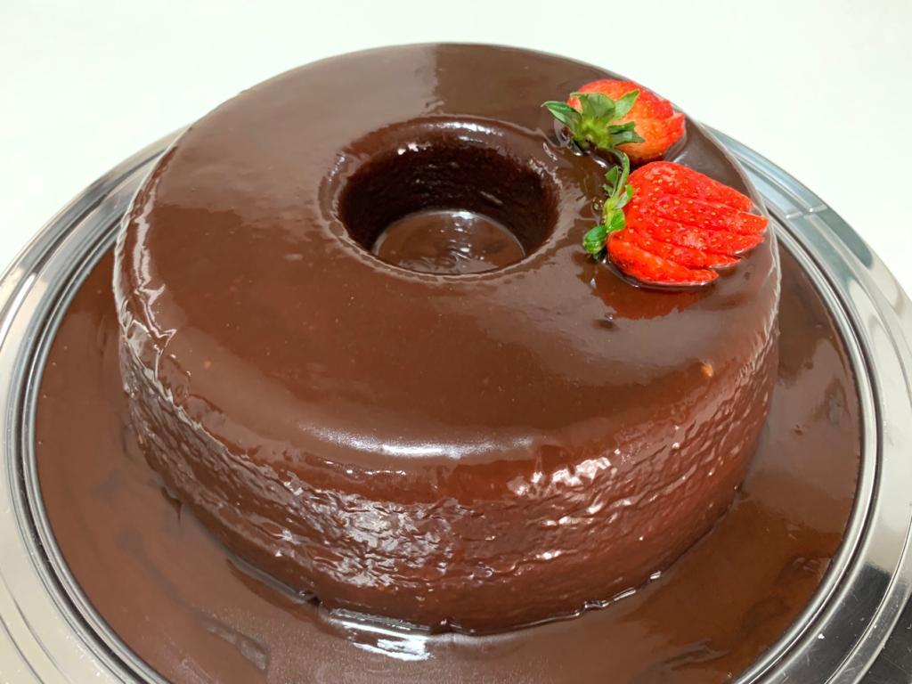 Como Fazer Bolo de Chocolate com Cobertura Ganache - Receita de Páscoa 