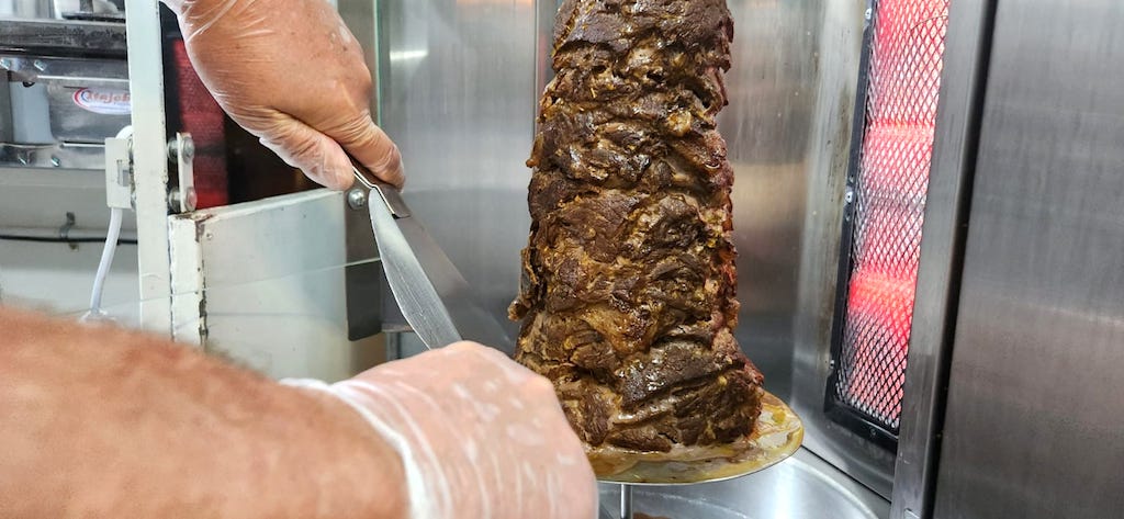 Kebab não é só sanduíche: aprenda como fazer churrasco de